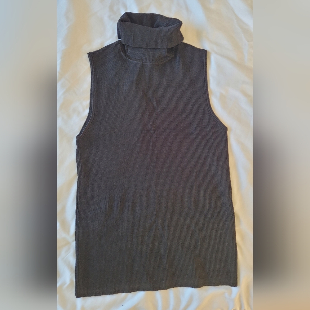 Black sleeveless turtleneck large top
